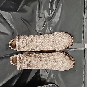 NWOB Womens Slip on Heeled Boots Size 10 Gray/Tan Color